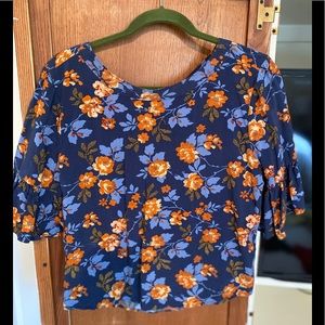 Flutter sleeve, tie back, crop top, size medium.